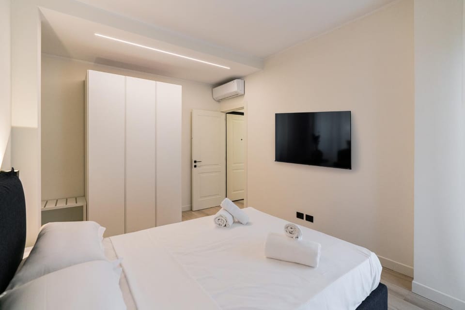 Bed, Photo of the whole room, Bedroom, towels, wardrobe, air conditioner