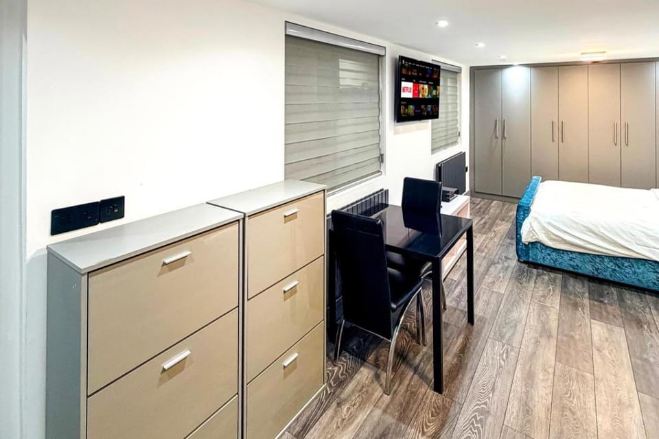 Bed, TV and multimedia, Seating area, Bedroom