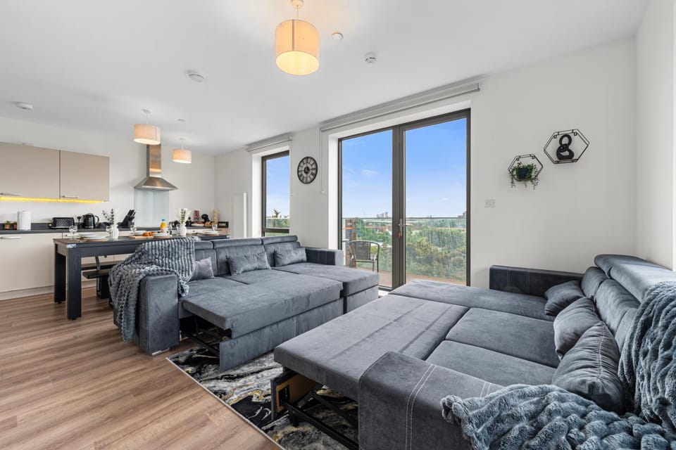 Luxury High-end Flat with Pool Table and Balcony Apartment in Wembley