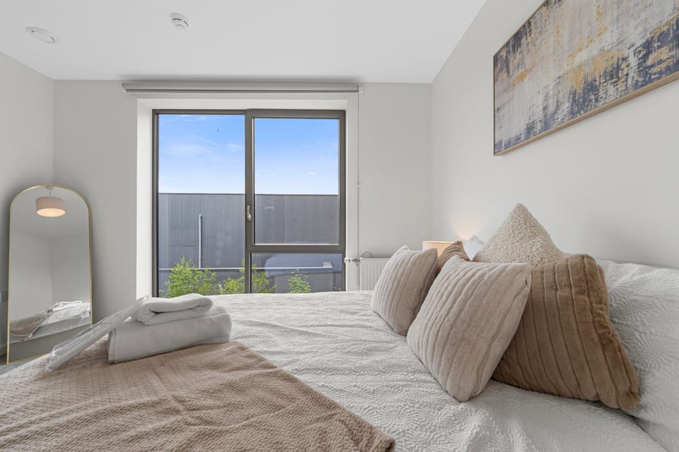 Luxury High-end Flat with Pool Table and Balcony Apartment in Wembley