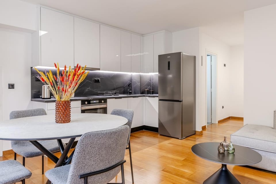 Kitchen or kitchenette, Living room, Seating area, Dining area