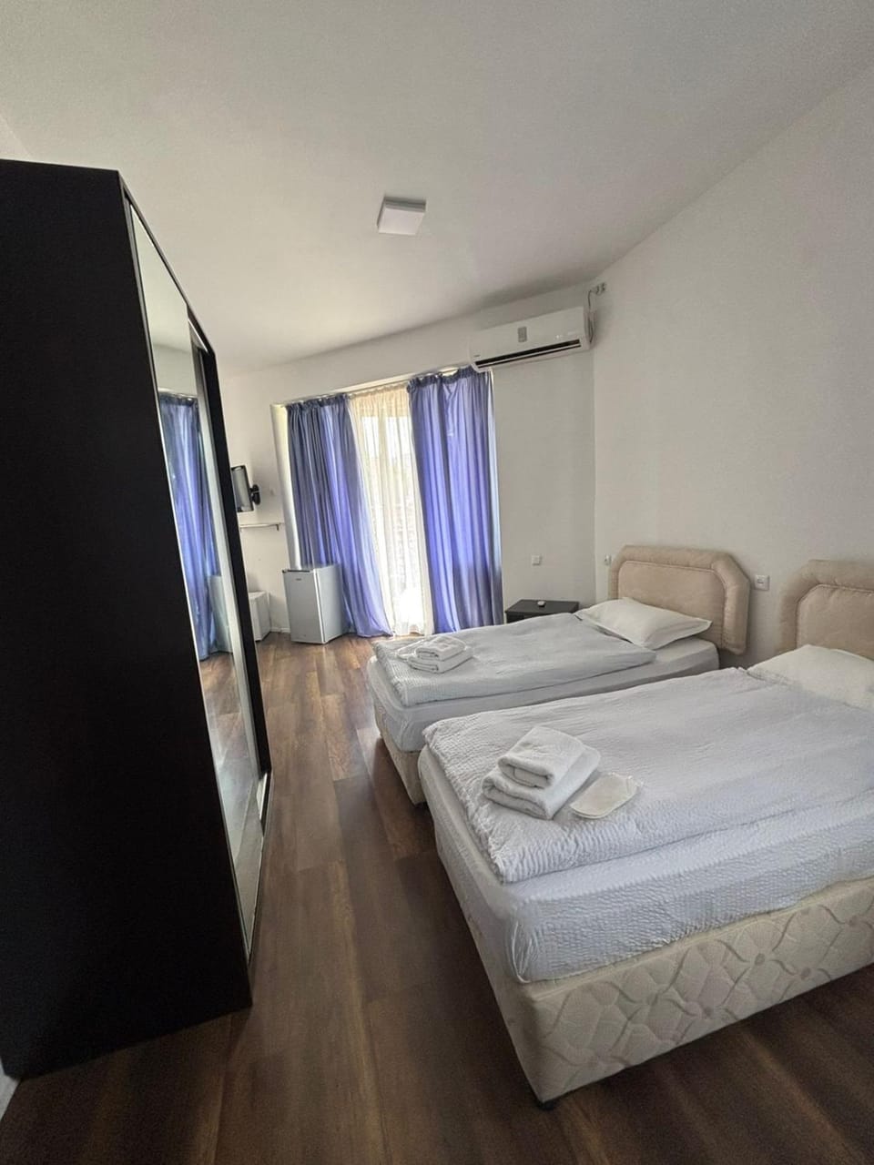 Bed, Photo of the whole room, air conditioner