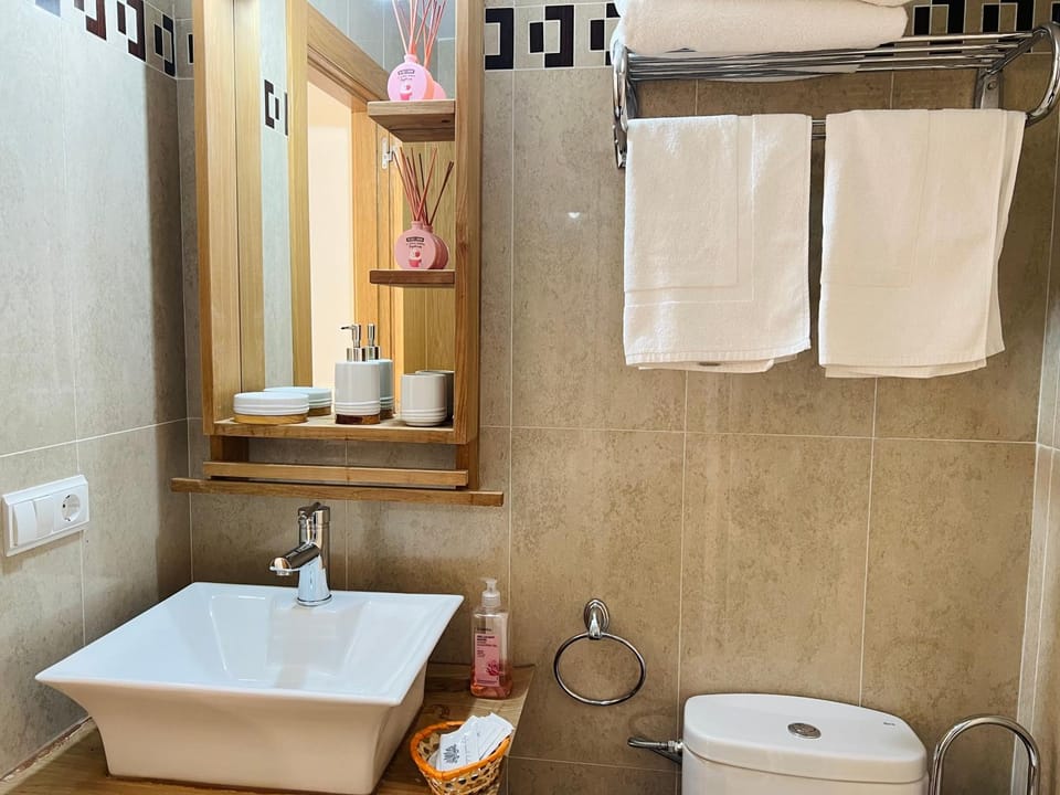 Shower, Toilet, towels