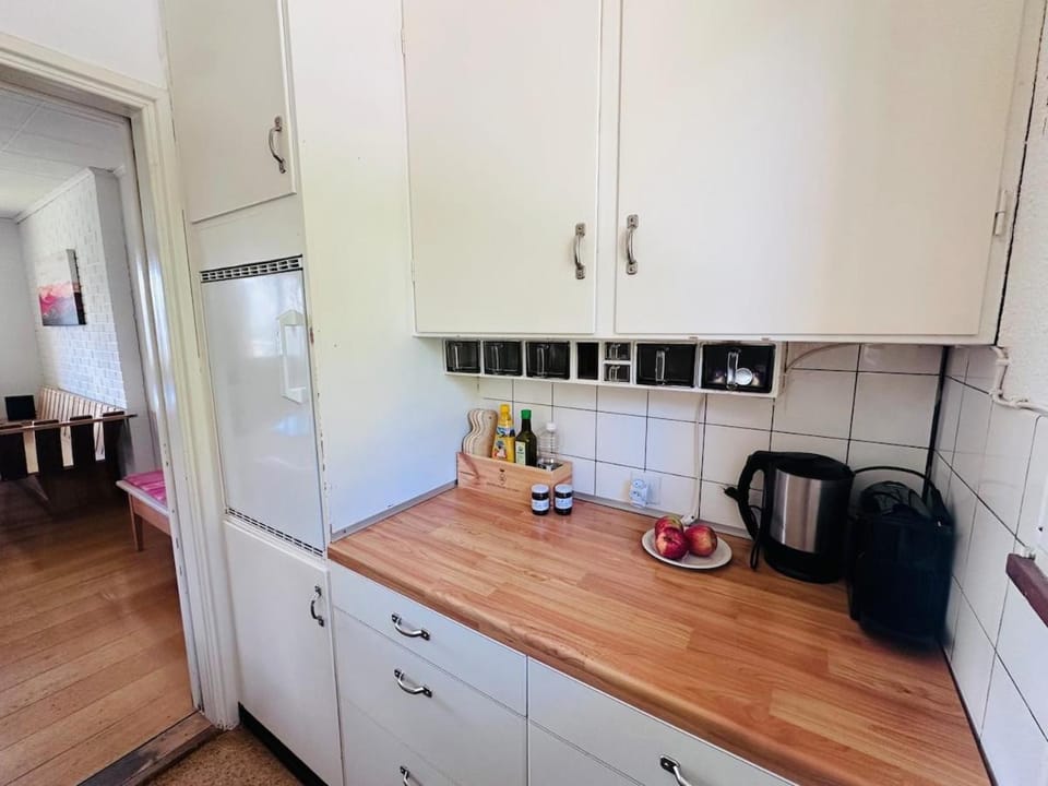Coffee/tea facilities, Kitchen or kitchenette, stove, toaster