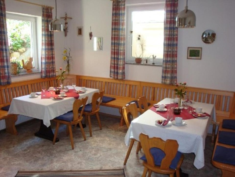 Seating area, Dining area, Breakfast