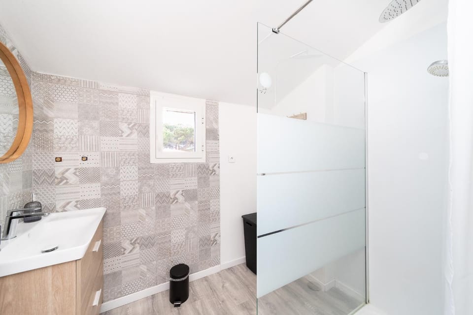 Shower, Bathroom, hair dryier