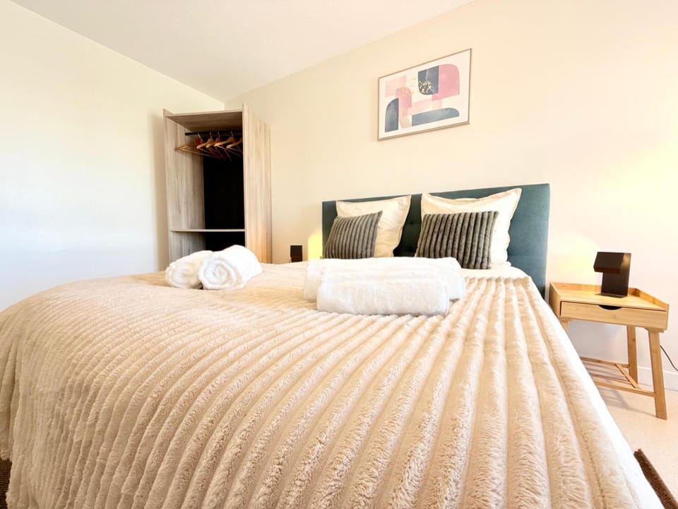 Bedroom, towels