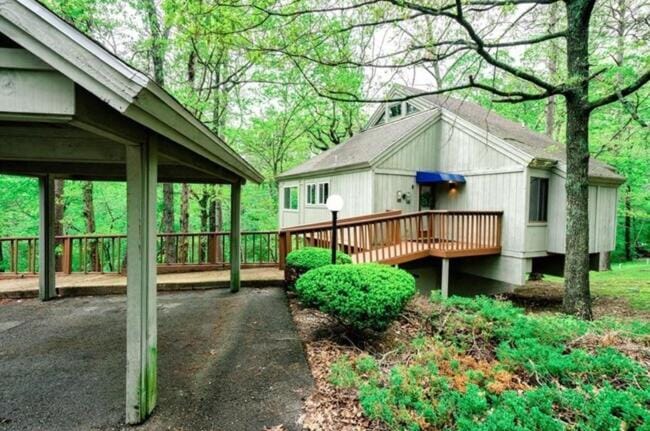Treehouse style home near Lake Norwood House in Bella Vista