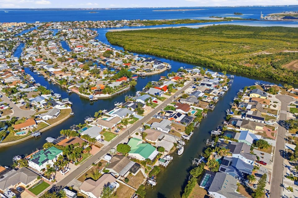 Apollo Beach Waterfront Home w/ Pool & Dock! House in Apollo Beach