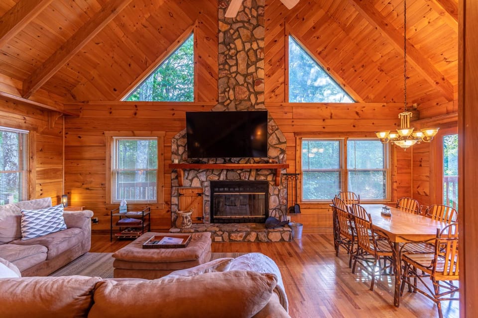 Whispering Ridge Retreat House in Brushy Fork