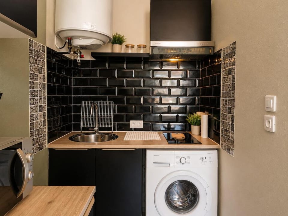 Kitchen or kitchenette, washing machine