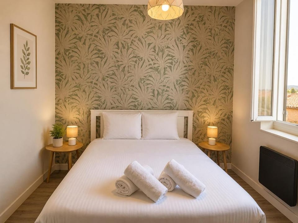 Bed, Photo of the whole room, Bedroom