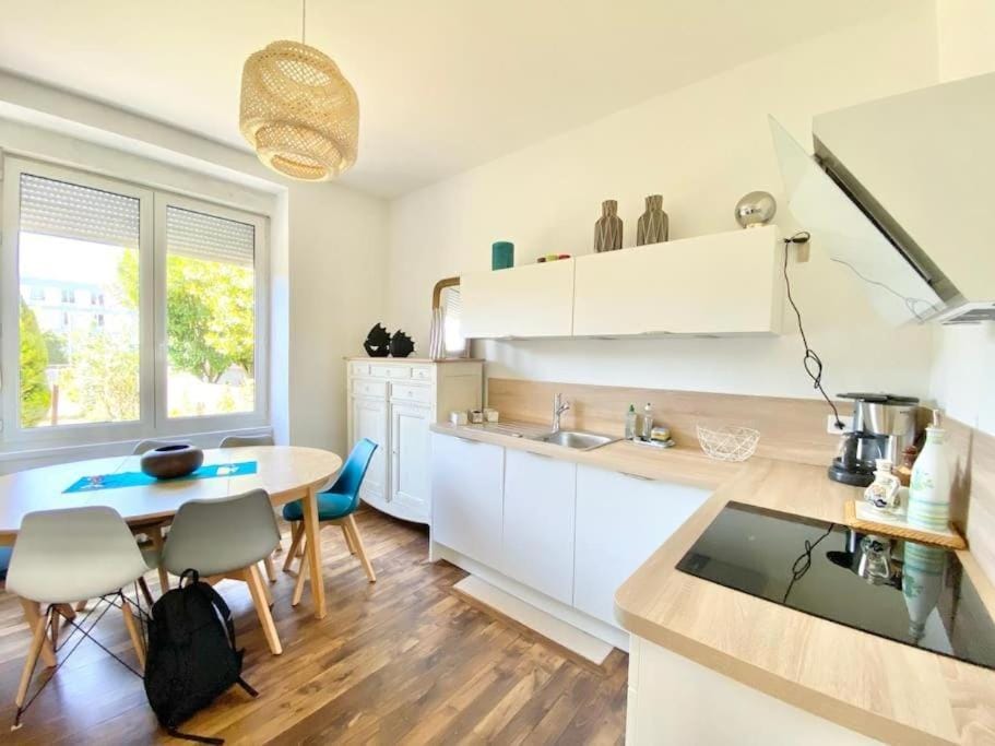 Coffee/tea facilities, Dining area, stove, kitchen