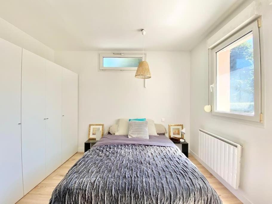 Bed, Photo of the whole room, Bedroom, Garden view