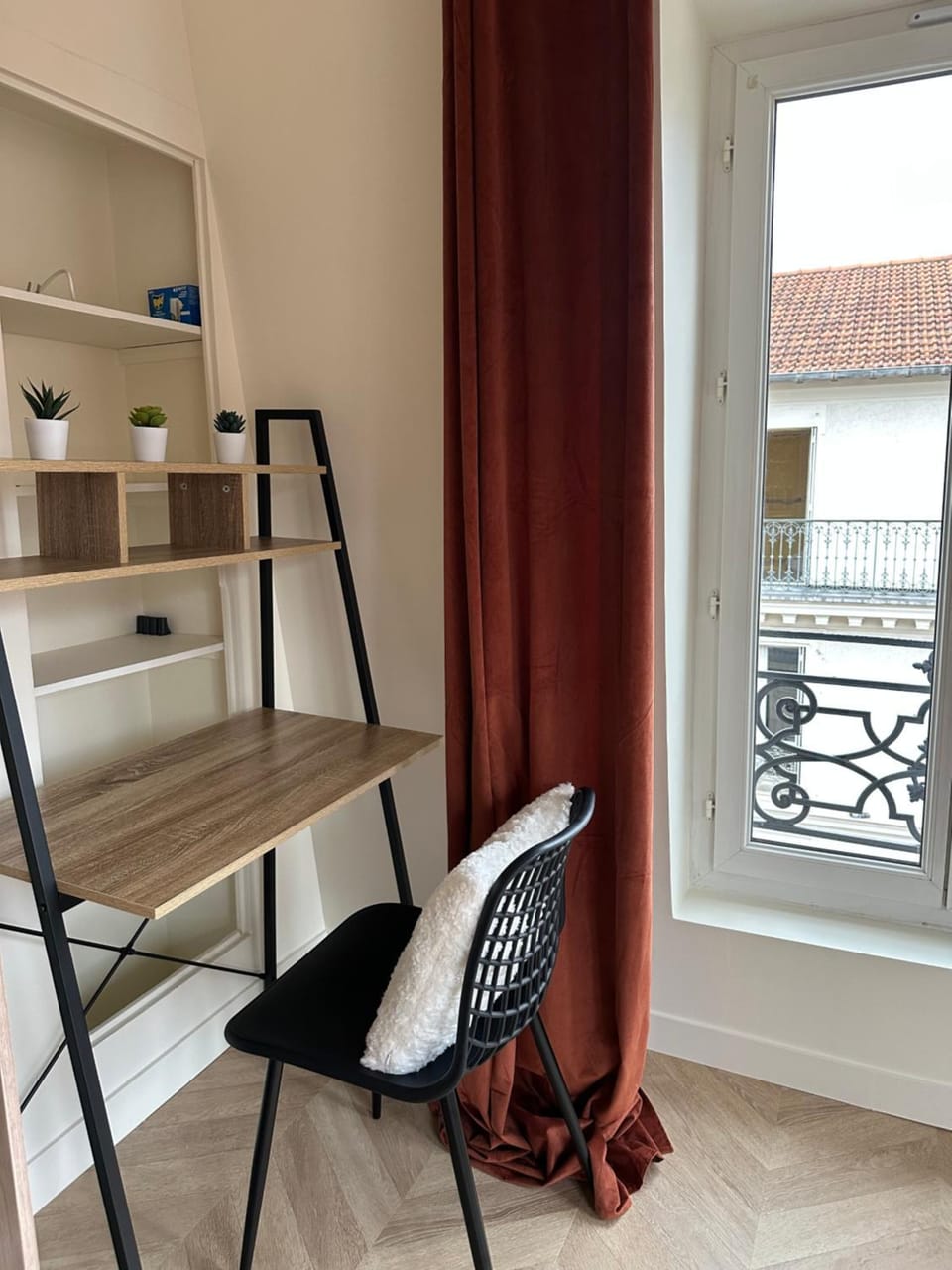 Photo of the whole room, Seating area