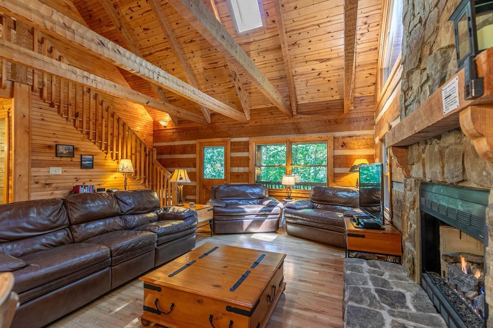 Skylark - Cozy Log Cabin with 3 bedrooms and hot tub- Cabin in Brushy Fork