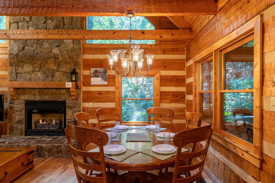Skylark - Cozy Log Cabin with 3 bedrooms and hot tub- Cabin in Brushy Fork