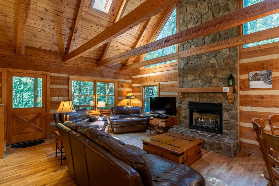 Skylark - Cozy Log Cabin with 3 bedrooms and hot tub- Cabin in Brushy Fork