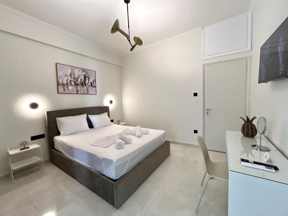 Bed, TV and multimedia, Photo of the whole room, Bedroom, towels