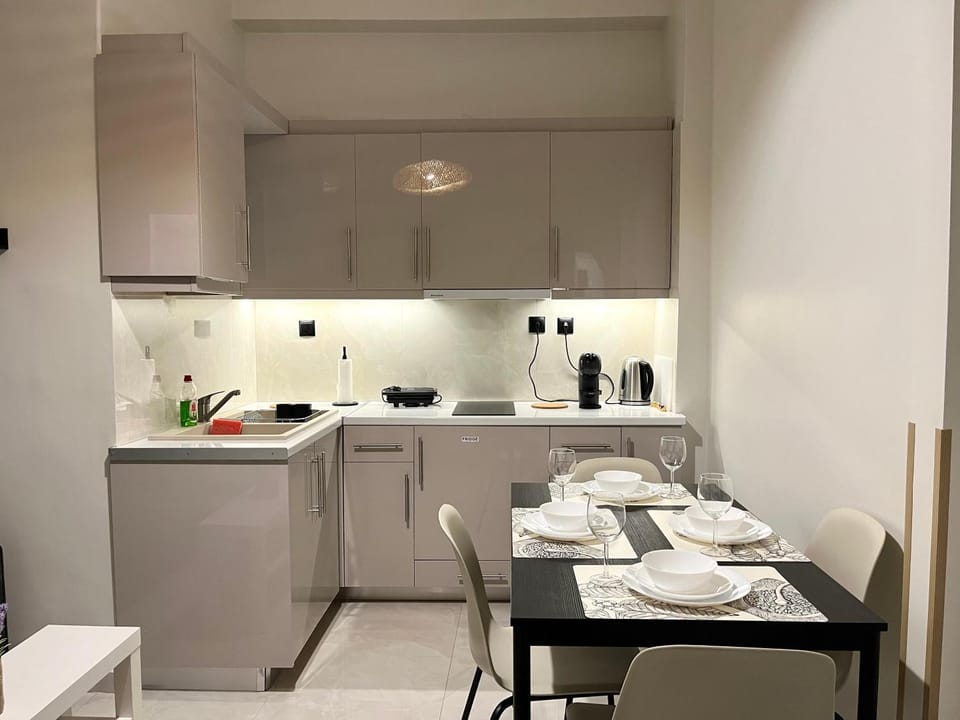 Coffee/tea facilities, Kitchen or kitchenette, Dining area, stove, toaster