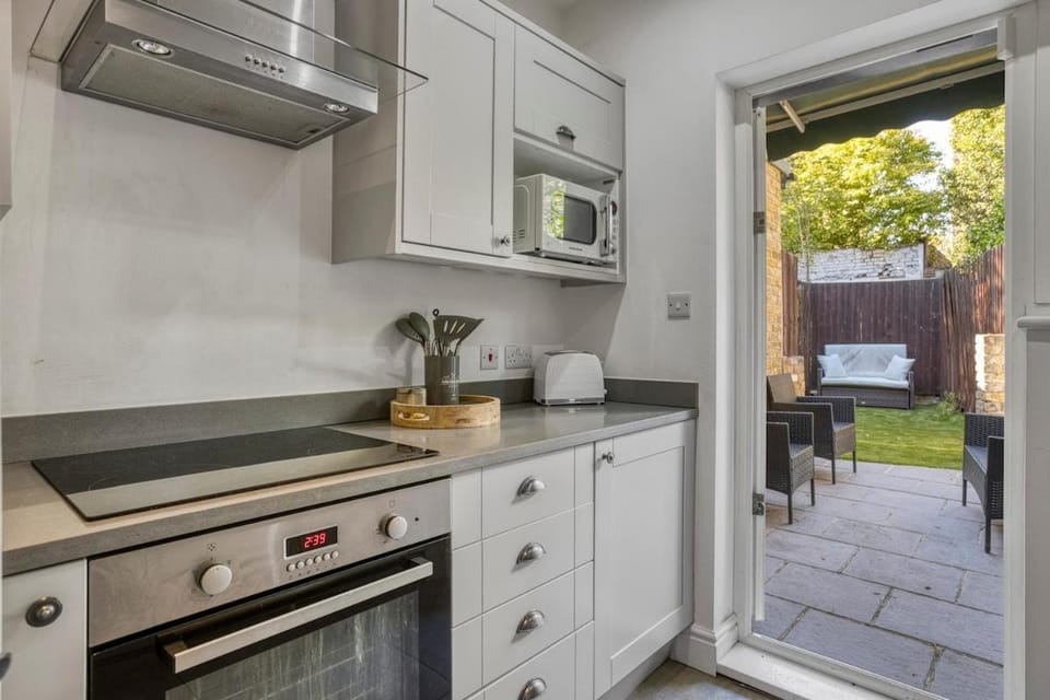 Stylish 2BR Home with Full AC, 1 Bathroom Sleeps 4 House in London Borough of Ealing