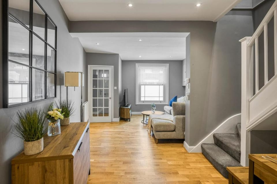 Stylish 2BR Home with Full AC, 1 Bathroom Sleeps 4 House in London Borough of Ealing
