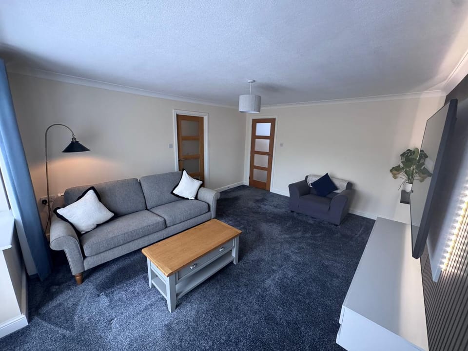 Thirlwell Gardens, Ground floor Flat, Free Parking Apartment in Carlisle