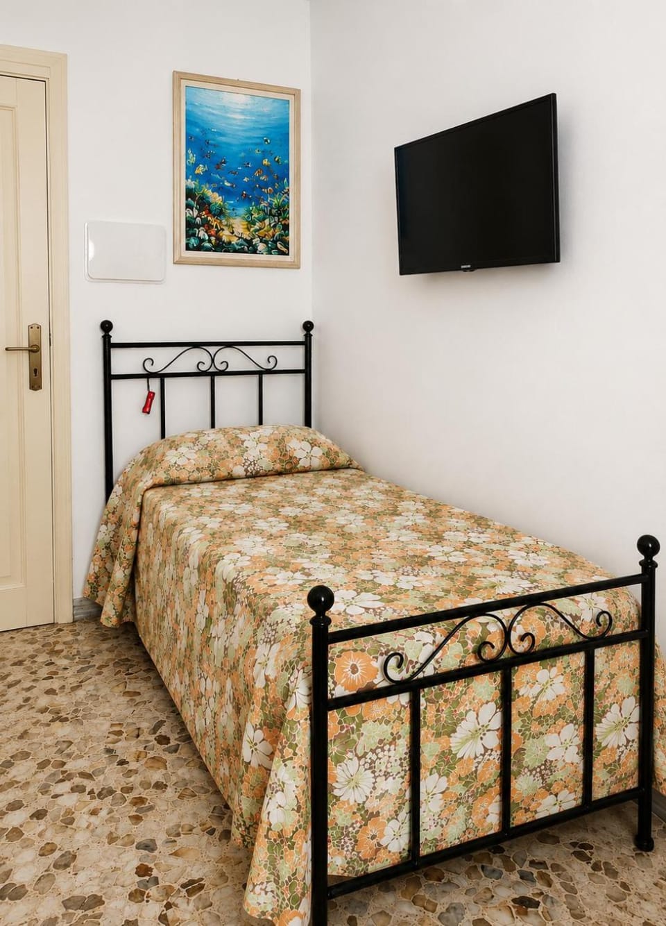 Bed, TV and multimedia, Bedroom