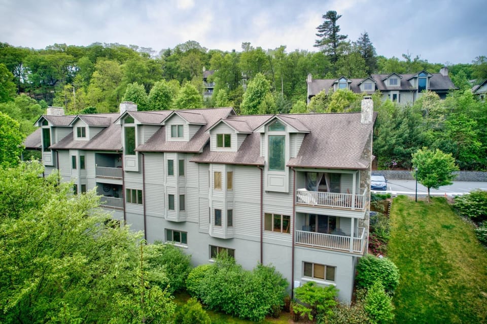 Chetola Berkshires 3 - 3BR with 2 sleeper sofas-Walk To Blowing Rock House in Blowing Rock