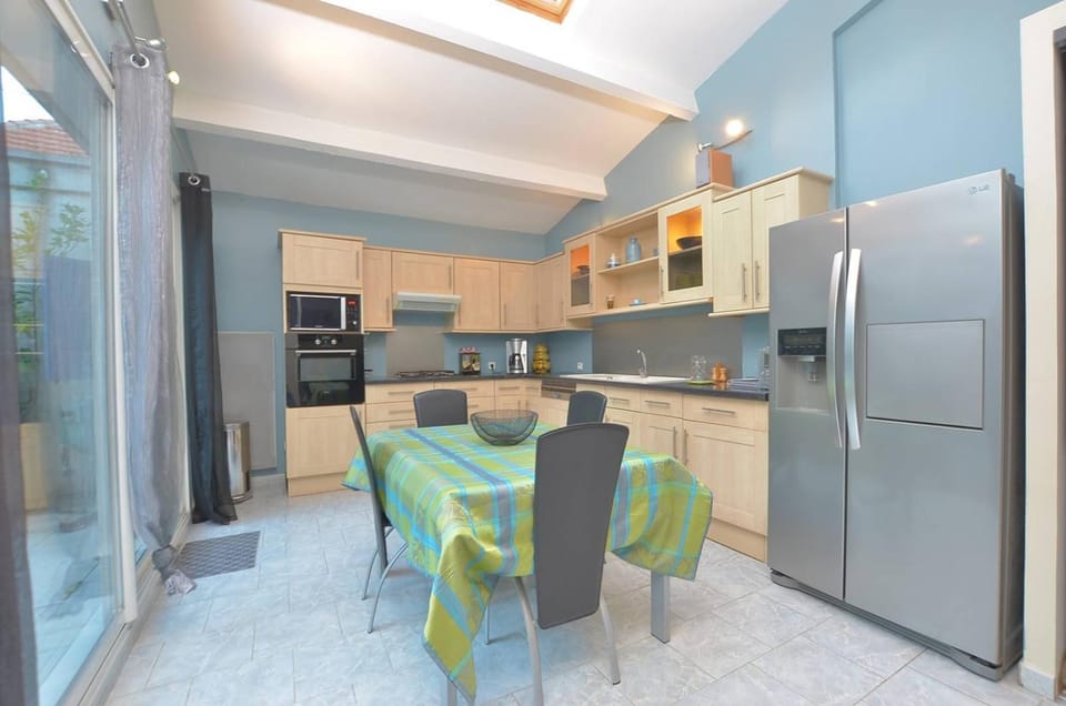 Ancienne Poste 3, Appartement T3 Le Grau du Roi centre ville - 2 Chambres Climatisées Apartment in Le Grau-du-Roi