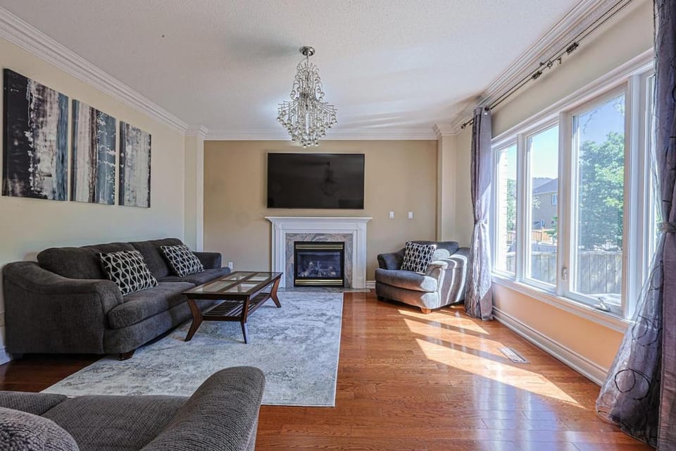Harmony House Villa in Richmond Hill