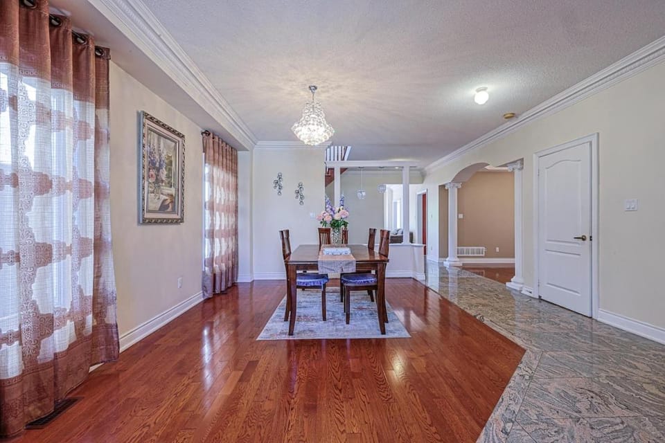 Harmony House Villa in Richmond Hill