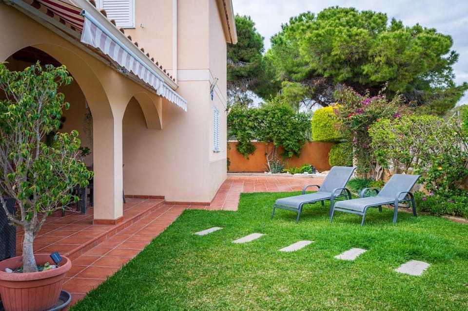AT002 House with garden, the beach 5 min by car House in Creixell