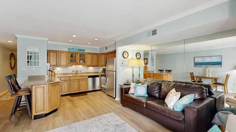 Ocean View Condo on Beach Block with AC walking distance to beaches House in Ocean City