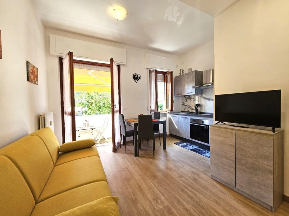 Kitchen or kitchenette, Dining area, oven, stove