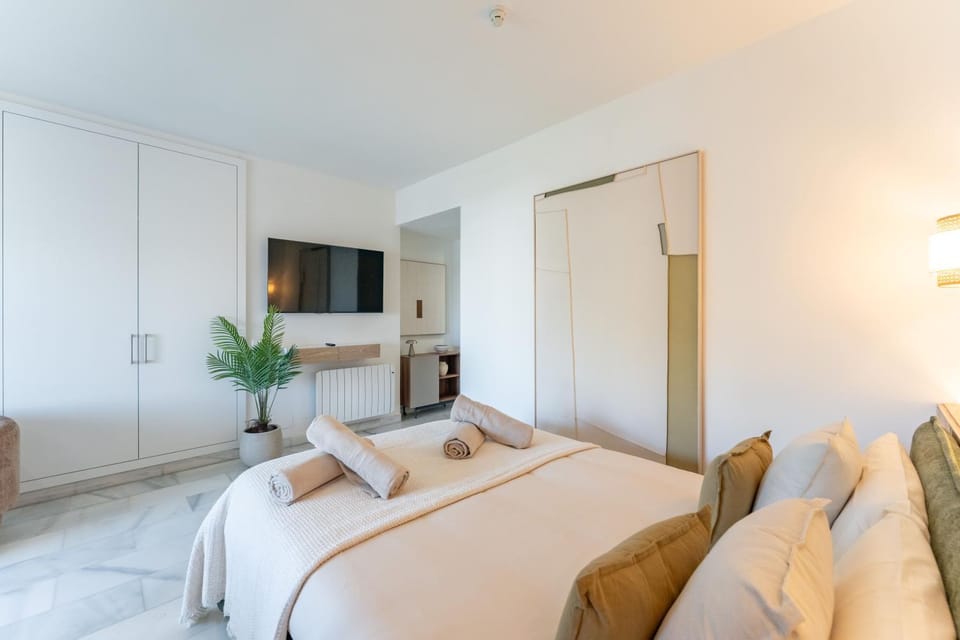 Bed, TV and multimedia, Living room, Photo of the whole room, Seating area, Dining area, Bedroom, wardrobe, air conditioner