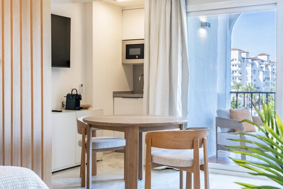 TV and multimedia, Living room, Seating area, Dining area, air conditioner