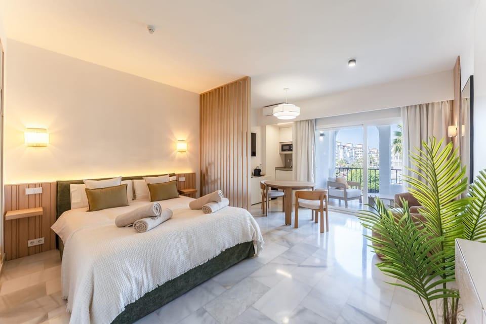 Bed, TV and multimedia, Living room, Photo of the whole room, Seating area, Dining area, Bedroom, wardrobe, air conditioner