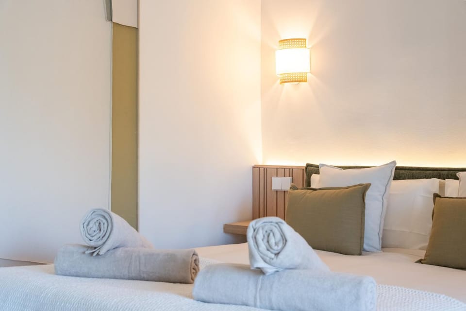 Bed, TV and multimedia, Living room, Photo of the whole room, Seating area, Dining area, Bedroom, air conditioner