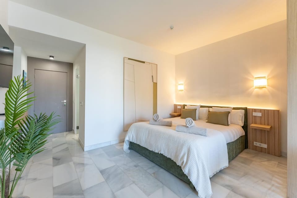 Bed, TV and multimedia, Living room, Photo of the whole room, Seating area, Dining area, Bedroom, air conditioner