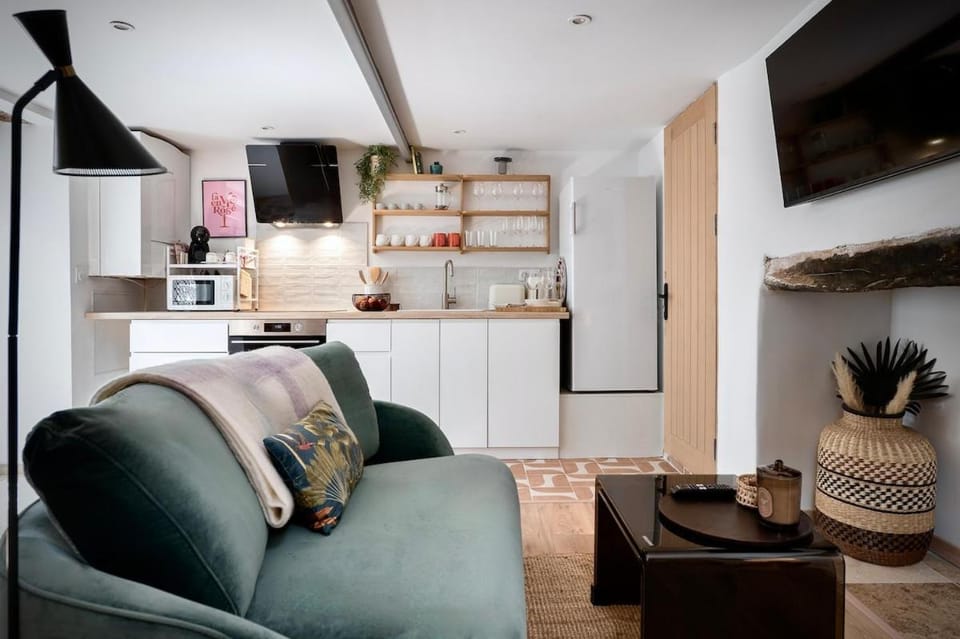 Kitchen or kitchenette, Living room