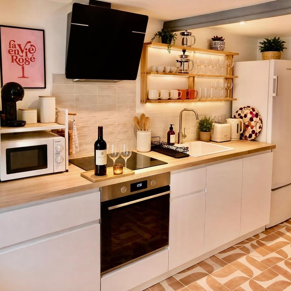 Coffee/tea facilities, Kitchen or kitchenette, stove, toaster