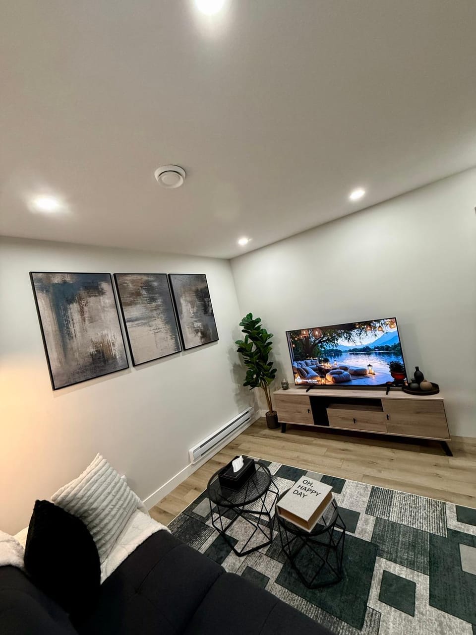 1BR Cozy Luxury Modern in Regina East Wifi and Parking House in Regina