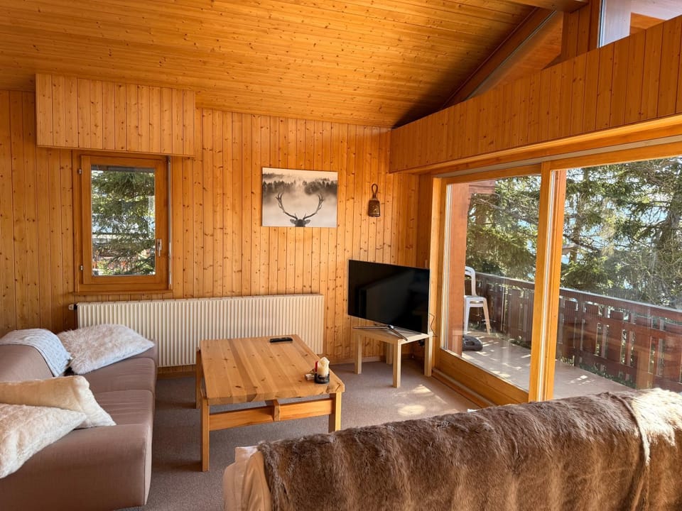 Communal lounge/ TV room, Living room, Lounge or bar, Seating area, Seasons