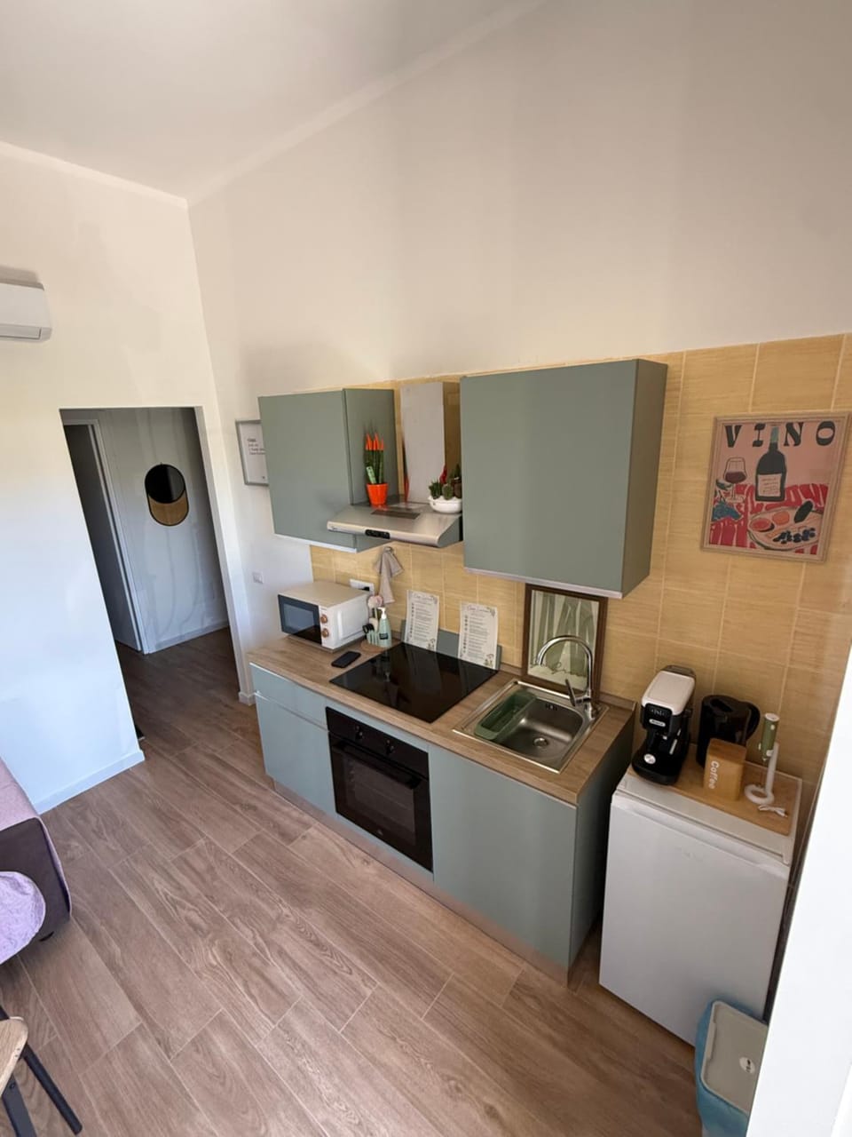 Coffee/tea facilities, Kitchen or kitchenette, oven, stove