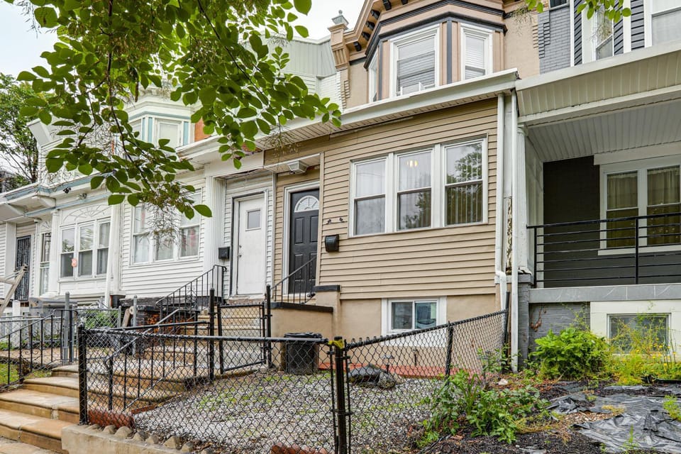 Groups & Pets Welcome! Spacious Philly Rowhouse House in Philadelphia