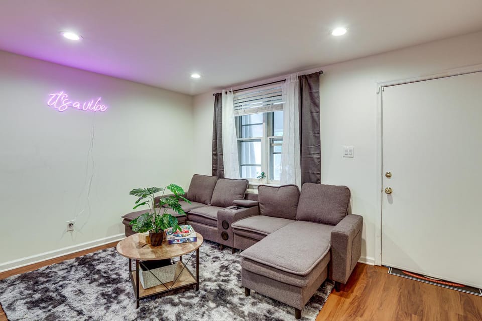 Groups & Pets Welcome! Spacious Philly Rowhouse House in Philadelphia