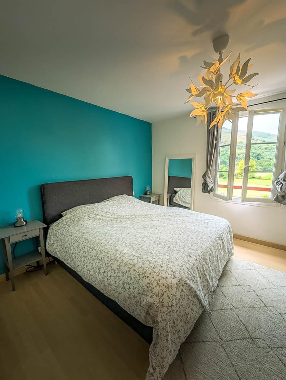 Photo of the whole room, Bedroom