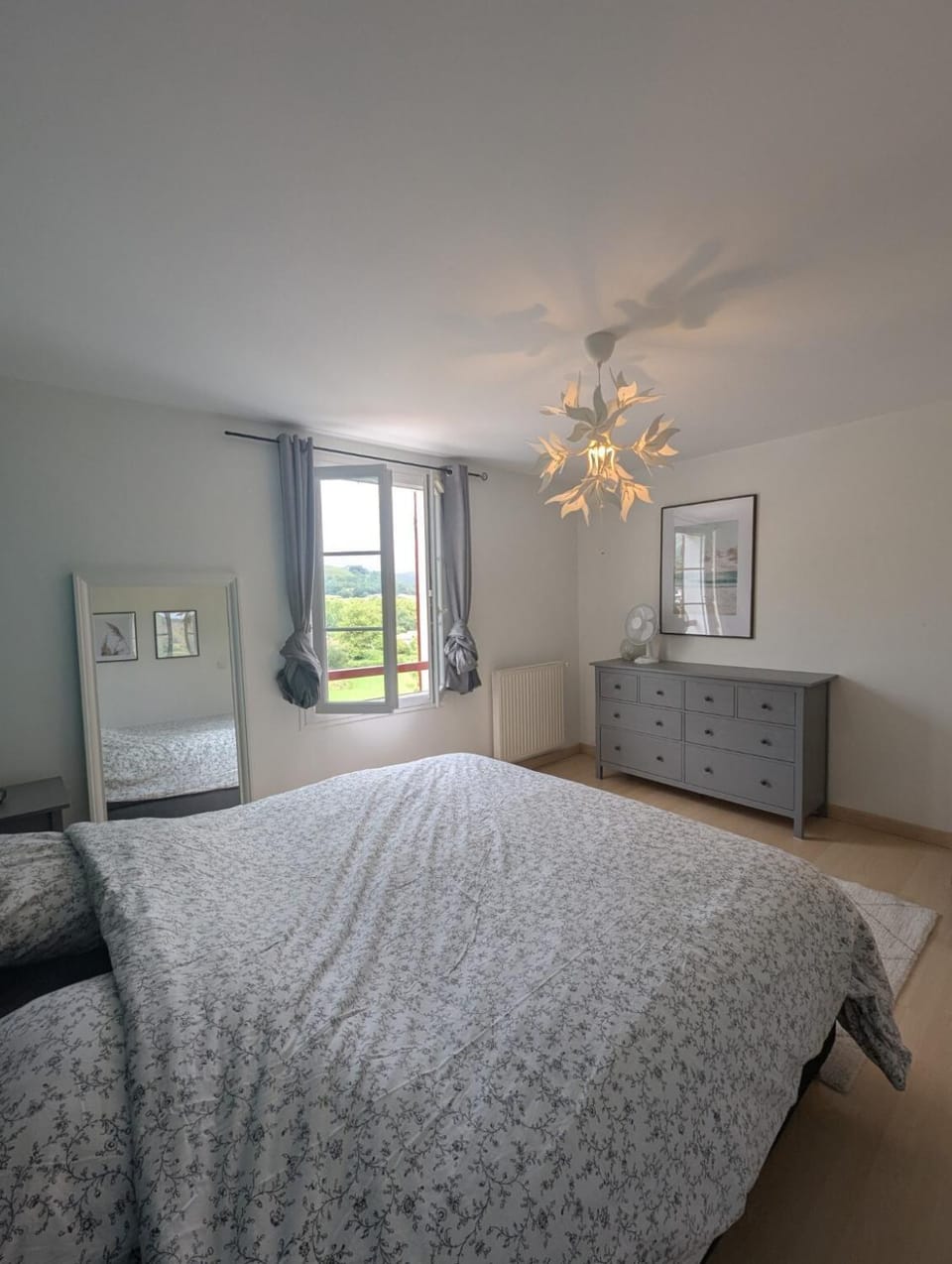 Photo of the whole room, Bedroom