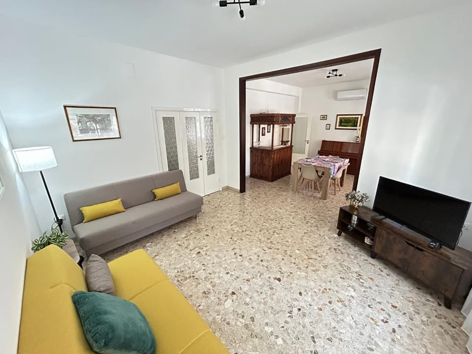 Communal lounge/ TV room, TV and multimedia, Living room, Seating area, Evening entertainment